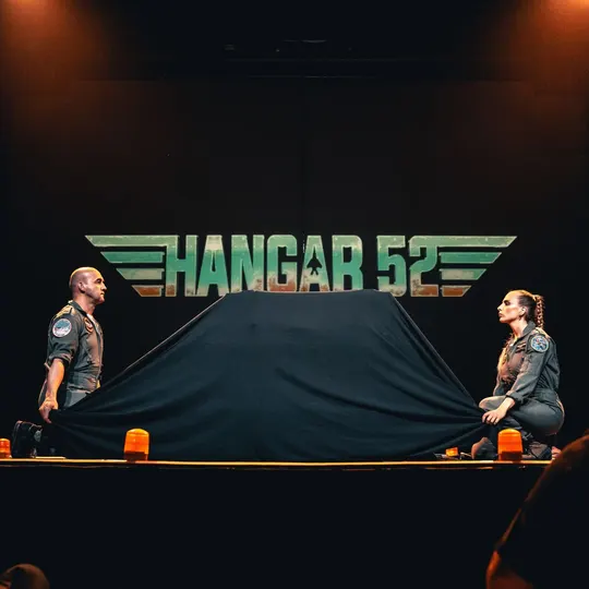 El número del cajón bajo el cartel de Hangar 52