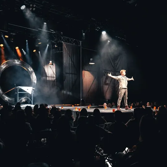 Yunke en el centro del escenario con focos