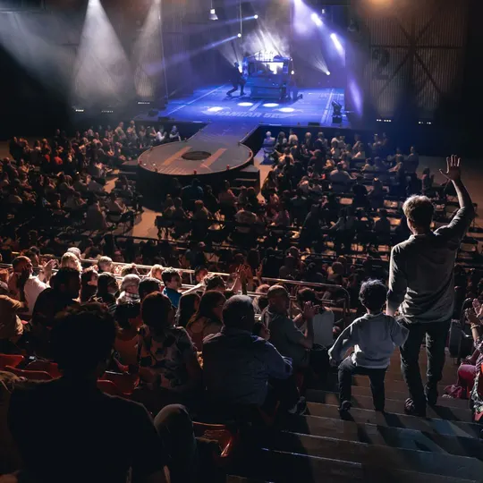 El teatro lleno durante Hangar 52